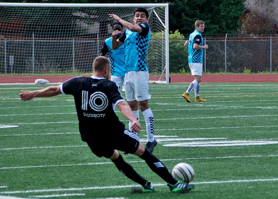 Alex Segovia blocking a cross-crop